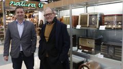 Marcos Vila, gerente de Ponte Vella, y Severino Bermello en la presentaci�n de la exposici�n de radios y gram�fonos antiguos