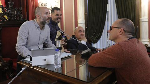 Telmo Ucha conversa con Jcome, en presencia de los otros dos ediles de DO en un pleno del Concello de Ourense