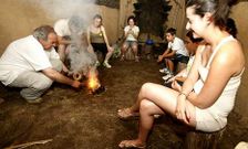 Los asistentes aprendieron ayer a hacer un fuego con unas maderas o con unas piedras.