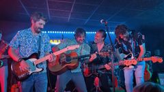 Os Carism�ticos, durante un concierto