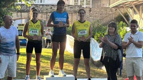 Podio femenino de la carrera popular de Baos de Molgas.