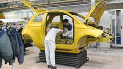 Trabajadores ensamblan el nuevo Fiat 500 Hybrid en la planta de Mirafiori, en Tur�n.