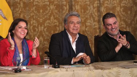 Lenin Moreno, presidente de Ecuador (en el centro), celebra la victoria de sus posturas en un referendo clave para el futuro pol�tico del pa�s