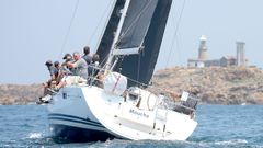Imagen de archivo del Moucho pasando por las inmediaciones del faro de Corrubedo.
