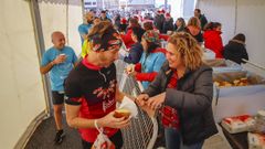 Voluntarios repartiendo chocolate y rosca entre los corredores en la �ltima edici�n de la Sin-Son