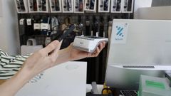 En imagen, dat�fono con b�zum en la tienda de moda Versus, situada en Viveiro