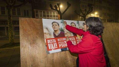 Imagen de la pegada de carteles, el pasado jueves por la noche en Carballo