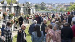 M&aacute;s de 200 personas reunidas en el cementerio de Santa Ic&iacute;a para protestar por su mal estado.