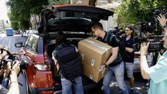 Agentes de la Unidad Central Operativa (UCO) de la Guardia Civil se llevan documentaci�n de la sede nacional del PSOE, en la calle Ferraz de Madrid, por orden del juez Santiago Pedraz.