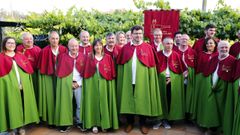 El alcalde, Carlos Vi�itez, que es adem�s cabaleiro de honra -en el centro de la imagen- particip� en el acto del lunes