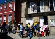 Las calles de Sarria estuvieron pobladas de peregrinos durante todo el a�o.