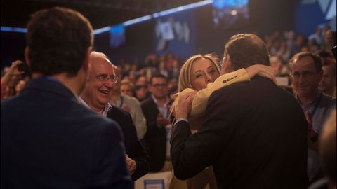 Cifuentes y Rajoy: El abrazo m�s inc�modo