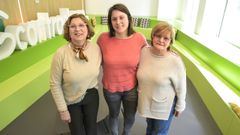 Carmen Bermdez, Lola Andjar y Chelo Tobo, en la sede de la AECC en Pontevedra