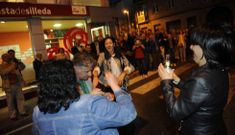 Manuel, junto a Paula Fern�ndez y otras socialistas, en el momento de abrir el champ�n para festejar.
