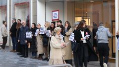 Manifestantes a las puertas de una tienda de Inditex en la ma�ana de este viernes