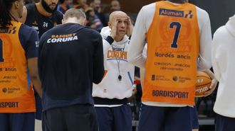Carles Marco da indicaciones a sus jugadores durante un entrenamiento.
