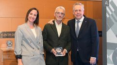 El jefe de atenci�n primaria de Monforte, Rosendo Bugar�n, con el premio que le entreg� el conselleiro de Sanidade, Antonio G�mez Caama�o