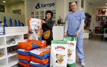 El gerente de Xarope, Gerardo M�ndez, entreg� a Araceli Vila 180 kilos de pienso para perros.