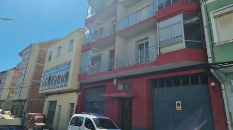 Salen a subasta el edificio amarillo del n�mero 6 y varios pisos en el edificio del n�mero 4 (el rojo).