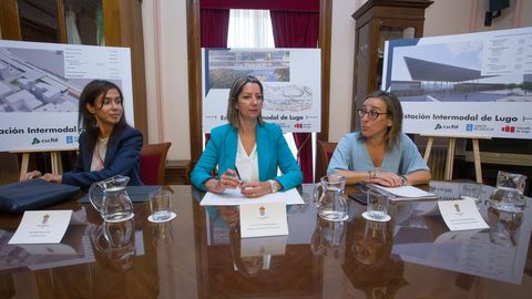 Isabel Pardo de Vera, Lara Mndez y Ether Vzquez en la firma del convenio de la estacin Intermodal de Lugo
