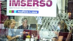 Imagen de archivo de un grupo de jubilados reservando viajes del Imserso en una agencia