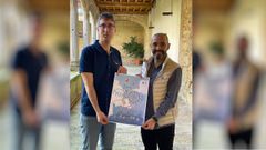 Fon Barreiro, autor del cartel de este ao, y el concejal Jos Prez.
