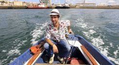 A bordo de su peque�a chalana, La Silvestre, De Flor pesca de todo un poco: chocos, sepias, jurelos y hasta alg�n sargo que otro. 