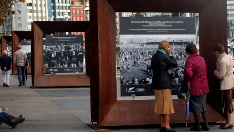 El p�blico observa las fotograf�as de la exposicion de  All Blacks. Historia de una camiseta invencible , de la New Zealand Rugby Union en el puerto deportivo de Gij�n.