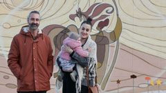 Diego, Olga y su hija Mila, en el Xard�n dos arrolos del cementerio de San Froil�n