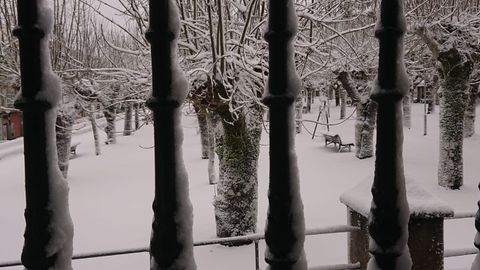 En A Fonsagrada, la nieve ocultaba casi por completo los coches aparcados.