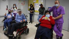 En primera fila, Canen, Esteban y Mari, contentos porque ya fueron vacunados y, al fondo, Maca y Sergio, a los que no llamaron todav�a para el pinchazo