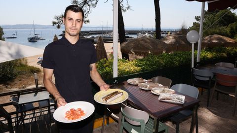 Al pie mismo de la playa do Espi�o y con vistas al puerto de San Vicente se abre la terraza de este local en el que mariscos y pescados de la r�a son los protagonistas.