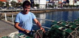El marinero afectado por la sustracci�n, trabajando ayer en el puerto de Camari�as. 