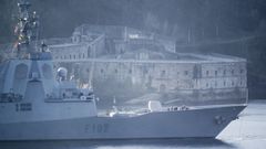 Imagen de archivo de la F-102 dejando la r�a de Ferrol.