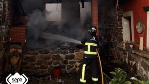Los bomberos apagan un incendio en Cabranes