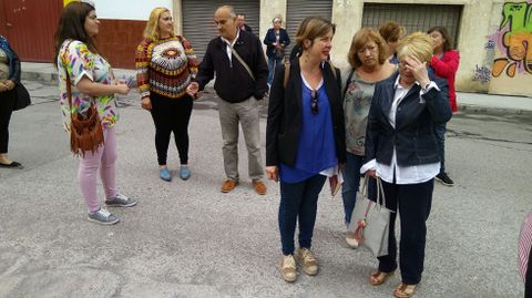 La vicealcaldesa Ana Taboada y la concejala Andrea �lvarez con vecinos a solares abandonados en La Tenderina