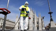 Un operario desinfecta los espacios p�blicos en las inmediaciones de Duomo de Mil�n