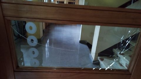 El cristal roto por los asaltantes en la cafetería O Muíño de As Nogais.