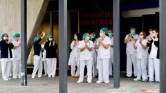 Los trabajadores de Urgencias del Hospital Central de Asturias ( HUCA ) en Oviedo agradecen las muestras de apoyo de la ciudad.