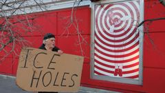 Una mujer protesta contra el ICE ante una tienda Target en la localidad de Richfield (Minnesota).