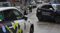 Patrullas de la Polic�a Local y Nacional durante una intervenci�n en A Coru�a