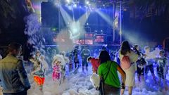 La programaci�n de fiestas de Cedeira incluy� una fiesta de la espuma con m�sica de ambiente.