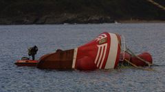 En marzo del 2005, tras ser remolcado a la r�a de Viveiro con la proa al sol, buzos consiguieron recuperar del casco del Siempre Casina los cuerpos de seis de los ocho fallecidos en un naufragio en el que solo sobrevivi� el hijo del patr�n. Ahora, como Carlos Cunha, se ha ido a pique en el Atl�ntico, a m�s de 200 millas de Aveiro