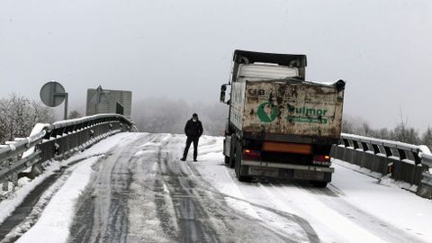 Muchos camiones, como este en el acceso al corredor Lugo-Monforte desde Oural tuvieron que detenerse ante la intensidad de la nevdada