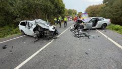 Estado en el que quedaron los dos veh�culos que chocaron frontalmente en la N-640 en Castro de Rei