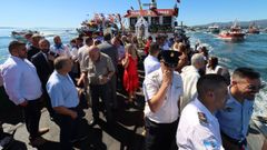 Rianxo arropa a la Moreni�a entre gaitas y remos en su camino hacia el mar