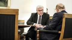 El presidente alem�n, Frank-Walter Steinmeier, habla con el l�der del Partido Socialdem�crata de Alemania, Martin Schulz