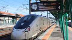 AVE a Madrid en la estaci�n de tren de Vilagarc�a.