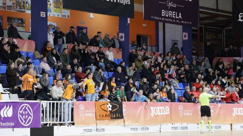 Mari�anos y chairegos siguieron el partido mezclados en la grada de Vista Alegre