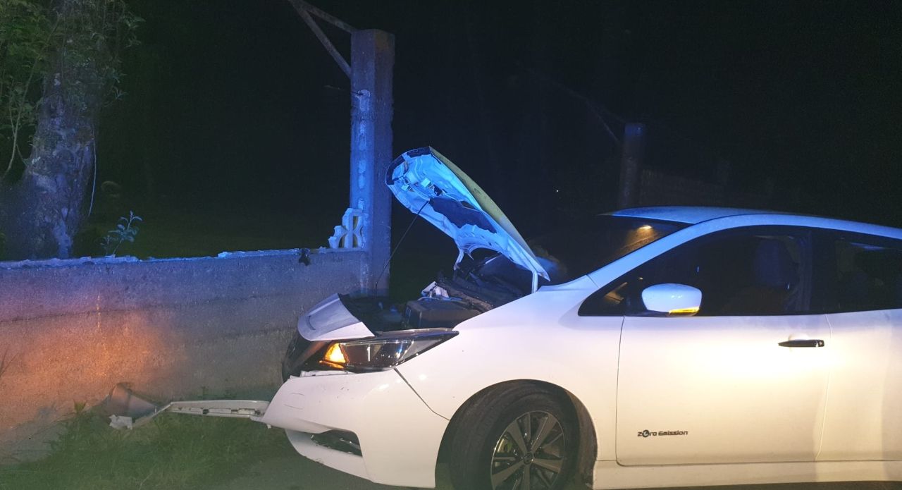 Una herida leve tras empotrarse con el coche contra un muro en Cambados